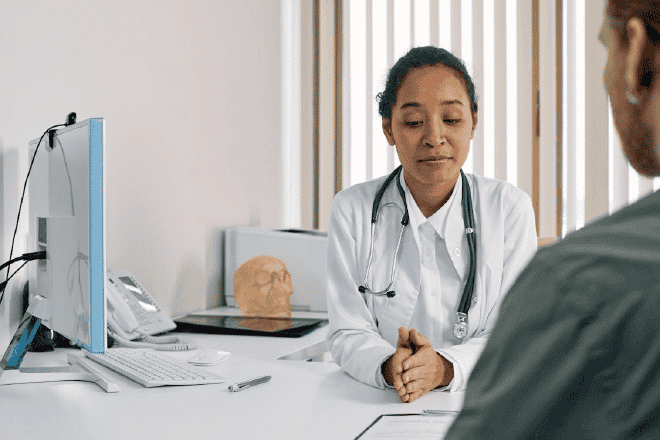 Een dokter en patiënt in gesprek.