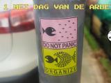 Klever op een lantaarnpaal met daarop in twee scènes. Scène 1: een grote vis probeert een hele school kleine vissen op te eten. Scène 2: de school kleine vissen spant samen en doet die ene grote vis vluchten. Bijschrift (in het Engels): Geen paniek, organiseer je.